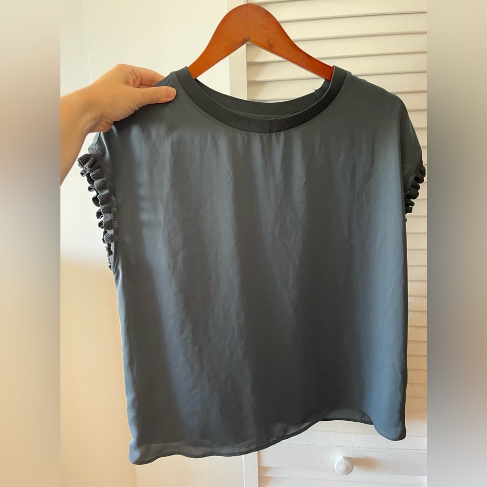 T Tahari Ribbed Ruffle Cap Sleeve Top (Size M)
